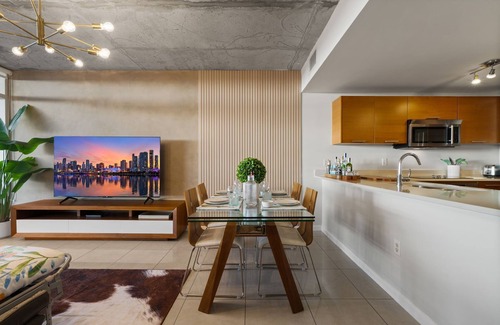Midtown Condo | Renovated! Midtown Condo DrinkBar Garage Pool BBQ Gym MiniGolf PingPong Foosball