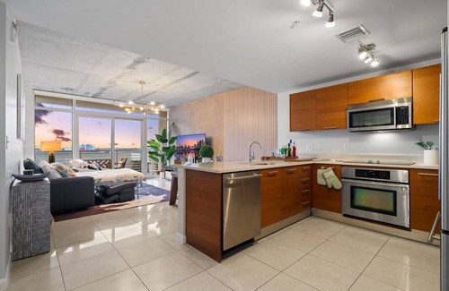 Midtown Condo | Renovated! Midtown Condo DrinkBar Garage Pool BBQ Gym MiniGolf PingPong Foosball