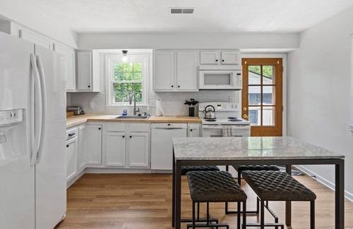 Lexington House | Renovated Retreat- New,Close to D’town!
