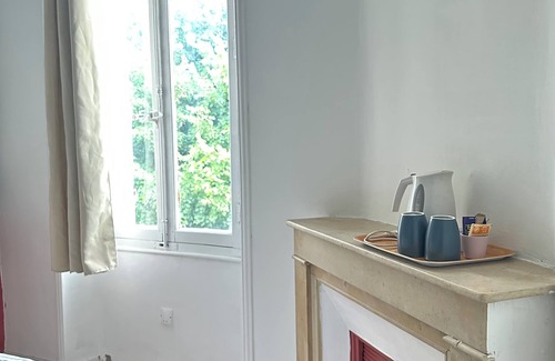 Est Bed & Breakfast | Renovated room a few steps from downtown Aix en Provence