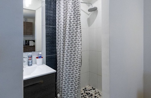 Notre-Dame Apartment | Renovated studio, comfortable, quiet, downtown, 10 'walk from the castle