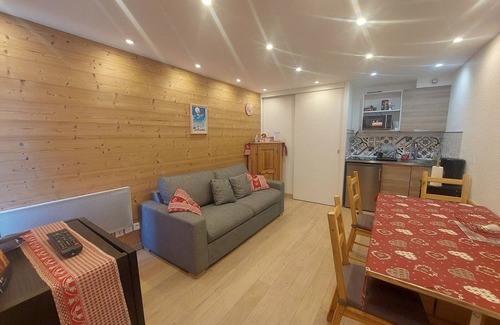 Mont-de-Lans Apartment | Renovated studio near slopes with balcony, pets allowed