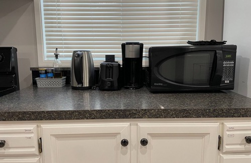 Gordon Head House | Renovated Suite 6 Minutes to UVIC and Beach – Modern Comforts & Pet-Friendly