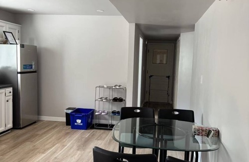 Gordon Head House | Renovated Suite 6 Minutes to UVIC and Beach – Modern Comforts & Pet-Friendly