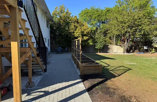 Gordon Head House | Renovated Suite 6 Minutes to UVIC and Beach – Modern Comforts & Pet-Friendly