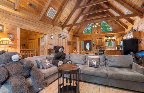 Branson Cedars Cabin | Renovated Three Bear Log Cabin, Vaulted Ceilings, Private Hot Tub! Near Big Cedar, Car Charger
