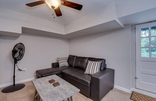 Summerville Apartment | Renovated Unit Mins From Golf & Medical District