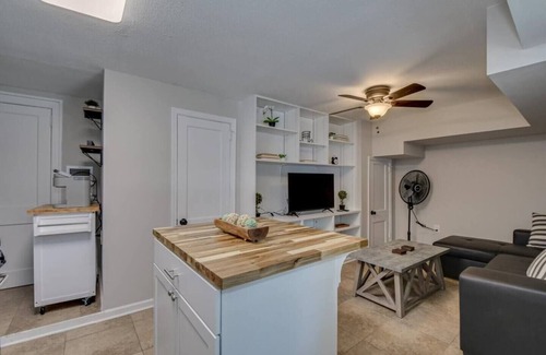 Summerville Apartment | Renovated Unit Mins From Golf & Medical District