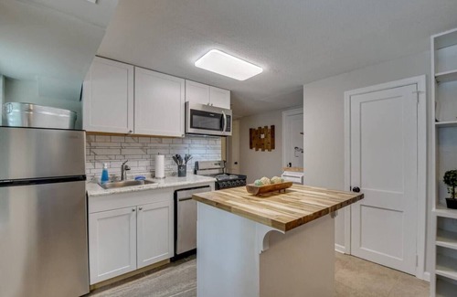 Summerville Apartment | Renovated Unit Mins From Golf & Medical District