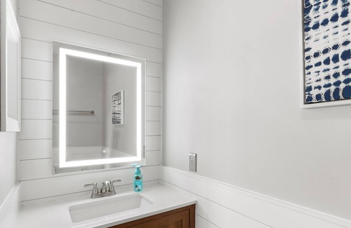 Lake Geneva Resort | Renovated Unit with lake access and pier. 2 bedrooms, den, kitchen, hottub.