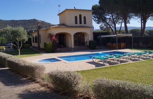 Calonge Villa | Renovated Villa, PRIVATE LARGE LEVEL GARDEN & POOL, WIFI, TV, AIRCON IN BEDROOM