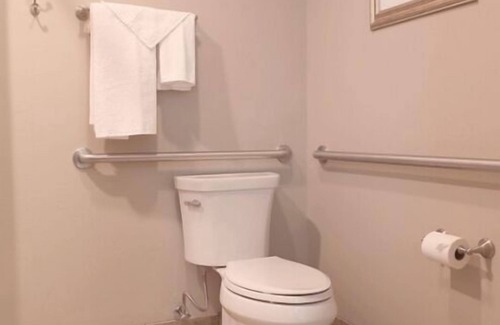 Heyburn Hotel | Rent 8, 9, 10 or 11 rooms with group kitchen, living & dining areas.