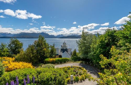 Angostura House | RentUp - Casa con vista panorámica al lago Nahuel Huapi