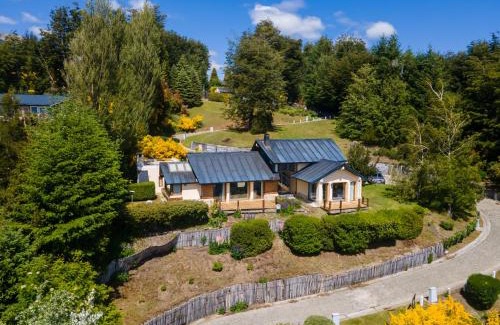 Angostura House | RentUp - Casa con vista panorámica al lago Nahuel Huapi
