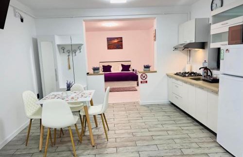 Livezeni Apartment | Reny's Studio Apartments -Hiperbara