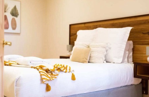 Bathurst House | Reservoir - Truly Unique - Sleeps 14