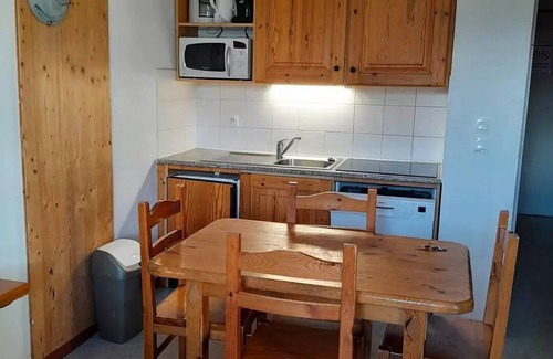 Saint-Jean-d'Arves Apartment | Residence La Fontaine Du Roi - Apartment 6 beds, 300m from the ski slopes, mountain view