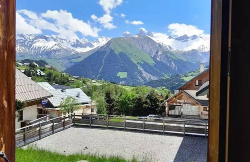 Saint-Jean-d'Arves Apartment | Residence La Fontaine Du Roi - Apartment 6 beds, 300m from the ski slopes, mountain view