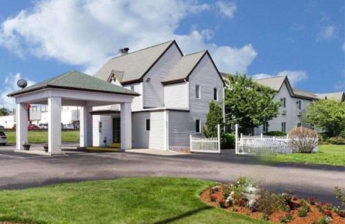 Marlborough Hotel | Residences at Solomon Pond