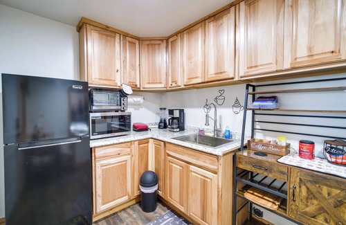 Chiloquin Apartment | Resort Cabin on the River ~ 21 Mi to Crater Lake!