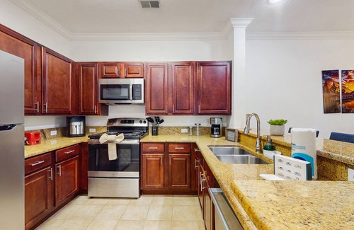 Four Corners Condo | Resort condo with heated pool, gym, BBQ area, patio, W/D, children's pool, AC