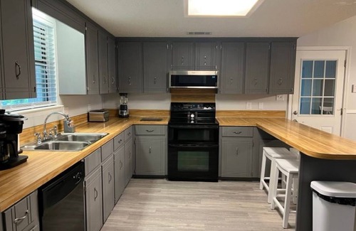 Jones Mills House | Resort Home on .5 Wooded Acres Sleeps up to 14. Fire pit for Smores! Hot Springs