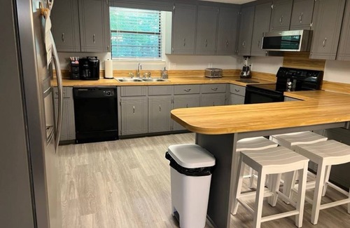 Jones Mills House | Resort Home on .5 Wooded Acres Sleeps up to 14. Fire pit for Smores! Hot Springs