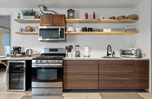 Stockton Hotel | Resort Perks: 7 beds, Bunga.low, full kitchen, deck