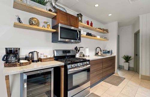 Stockton Hotel | Resort Perks: 7 beds, Bunga.low, full kitchen, deck