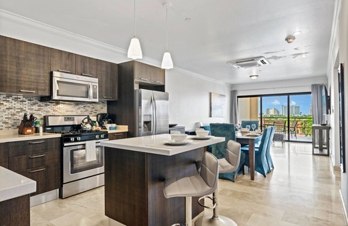Washington Condo | RESORT POOL! 2 MIN TO BEACH! BALCONY!