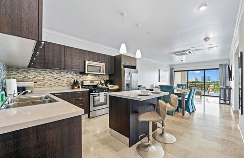Washington Condo | RESORT POOL! 2 MIN TO BEACH! BALCONY!