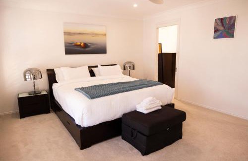 Maroubra House | Resort Style home close to the Beach with Pool, Sauna and Pizza Oven