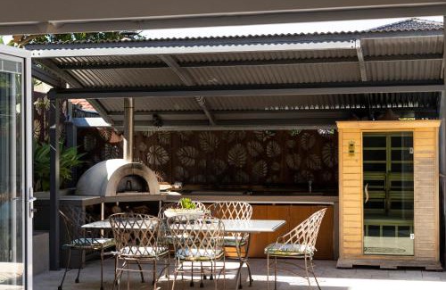 Maroubra House | Resort Style home close to the Beach with Pool, Sauna and Pizza Oven
