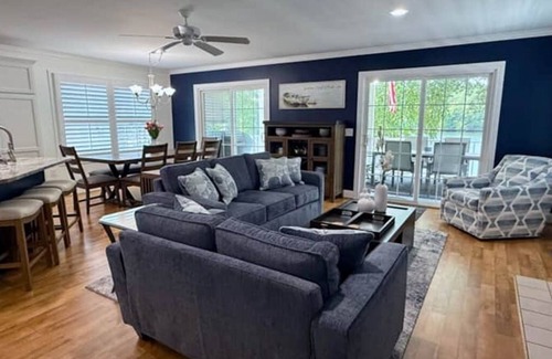 New London House | Rest at Badin Lake