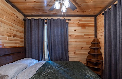 Rhinelander Cabin | Rest on Silver Lake - The Bella : Cozy couples retreat!