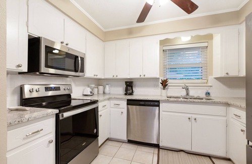 South Baton Rouge House | Restaurants, Shopping, LSU - Trendy Remodel Excellent Location - Siegen and I-10