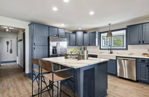 Shoreline Park House | Restful Retreat | Pool & Game Room