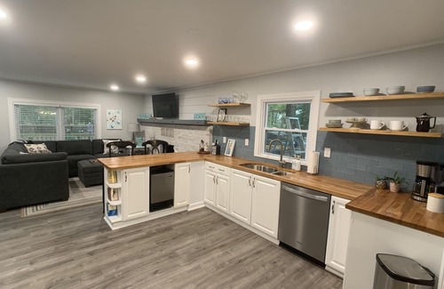 Kilmarnock House | Restful River House-private dock- on a golf course-5 mins to downtown Kilmarnock