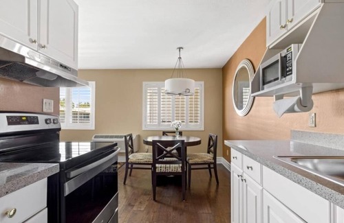 Corte Madera Hotel | Restful Suite | Kitchen | Outdoor Pool | Free Parking | Courtyard | BBQ Area