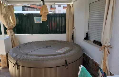 Costa de Caparica Villa | Retiro de Praia com Jacuzzi. Costa Caparica, do Melhor Surf da Europa