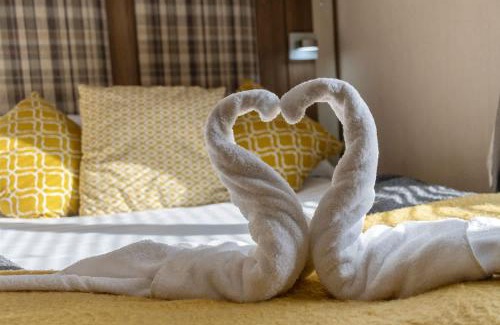 Cheriton Bishop Ski Chalet | Retreat at the Lake - Fishing Lakes, Heated Outdoor Swimming Pool 500yrds on Sister Park , Pool Open April to September