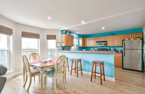 Terramar Beach House | Retreat at the West End 3/2. SLEEPS up to 6! Five mins walk to beach!