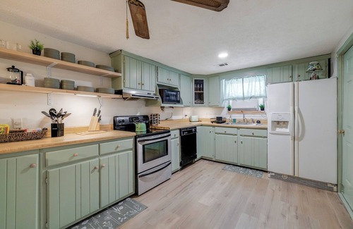 Pooler House | Retro! - 4BR Near Sav Airport