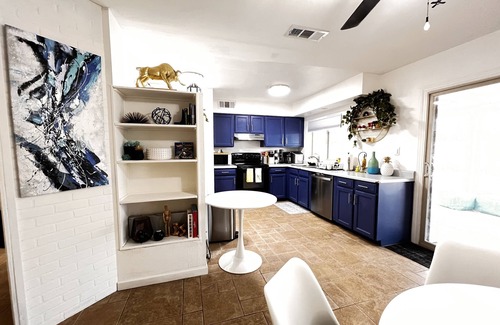 South Mountain House | RETRO ABSTRACT, 4 BEDROOM WITH A COMPLIMENTARY HEATED POOL