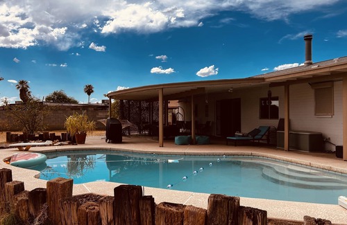 South Mountain House | RETRO ABSTRACT, 4 BEDROOM WITH A COMPLIMENTARY HEATED POOL