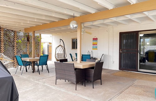 South Mountain House | RETRO ABSTRACT, 4 BEDROOM WITH A COMPLIMENTARY HEATED POOL
