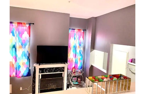 Sylmar House | Retro eclectic 3 bedroom townhouse- content heaven