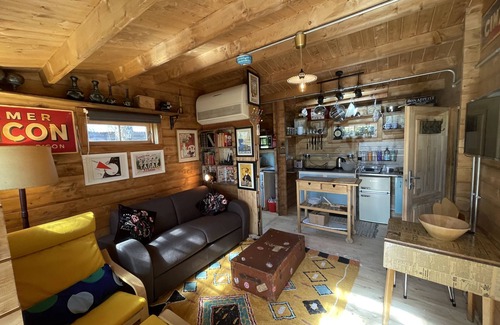 Bovey Tracey Cabin | Retro Lodge nr Dartoor with hot tub & opt sauna