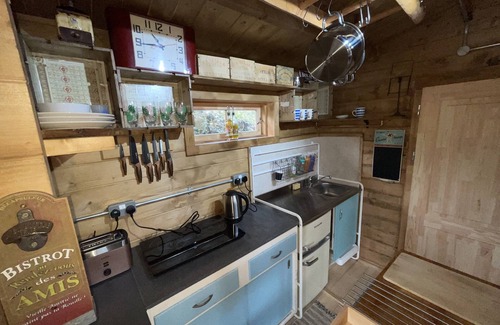 Bovey Tracey Cabin | Retro Lodge nr Dartoor with hot tub & opt sauna