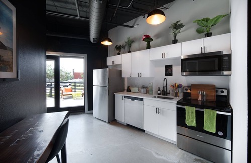 Downtown Des Moines Apartment | Retro Loft in downtown Des Moines with Terrace, Free Parking, gym, wells fargo